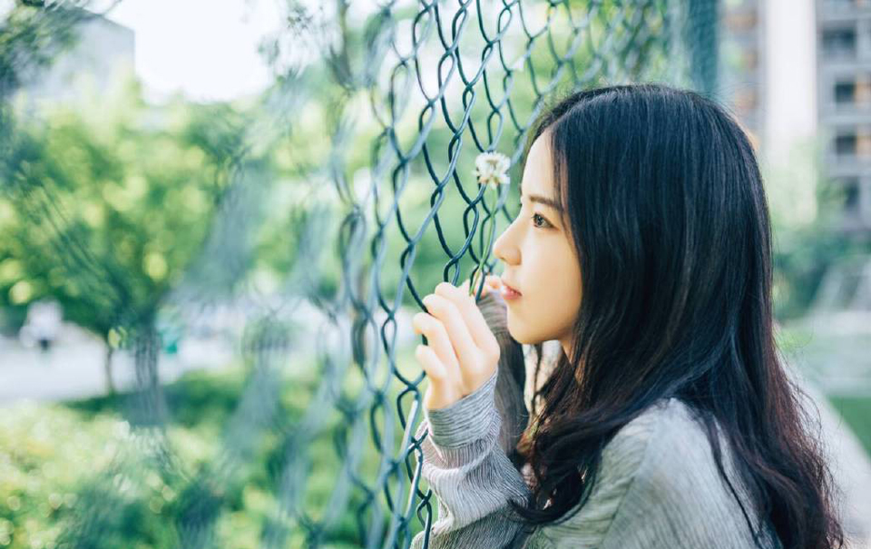 离别和失望的伤痛，已经发不出声音来了。